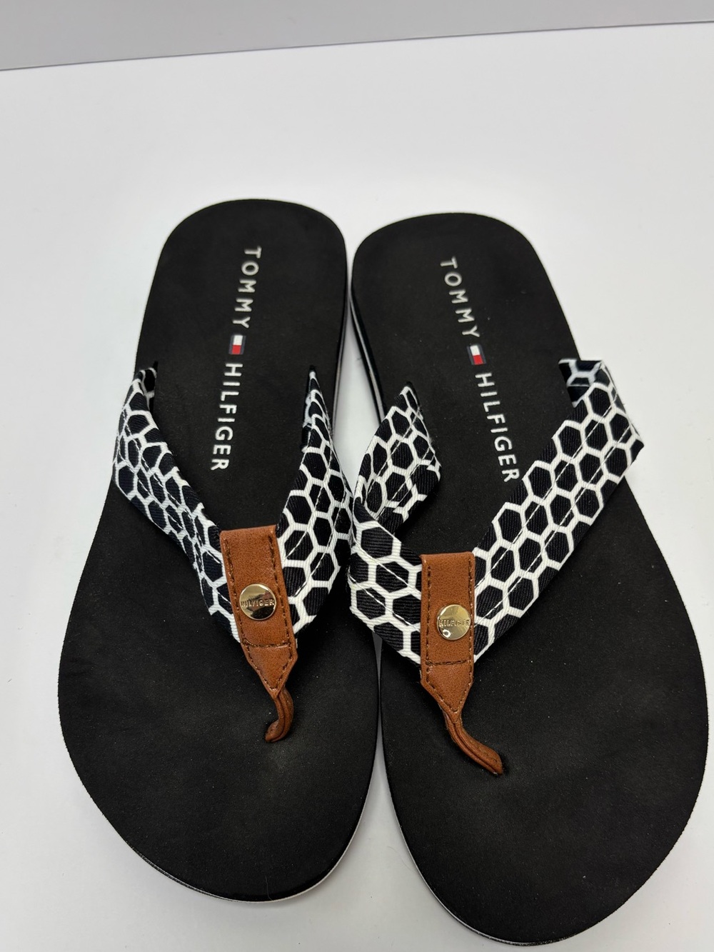 Tommy Hilfiger Black & White Print Flip Flop Sandals Size 7